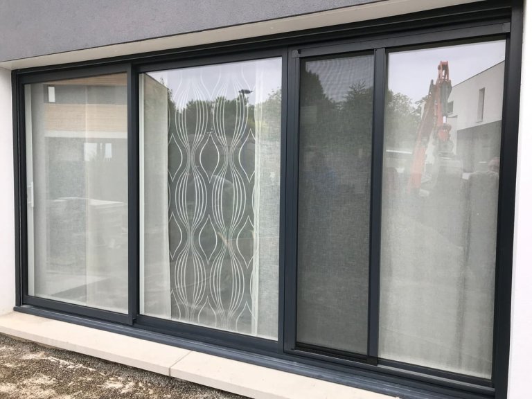 Installer une moustiquaire sur une baie vitrée coulissante